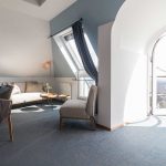 La arquitecta Martina Spiegl de RÄUME + BAUTEN transformó las suites del Hotel Schöne Aussicht, situado en Fráncfort, Alemania. Inspirada en la tranquilidad