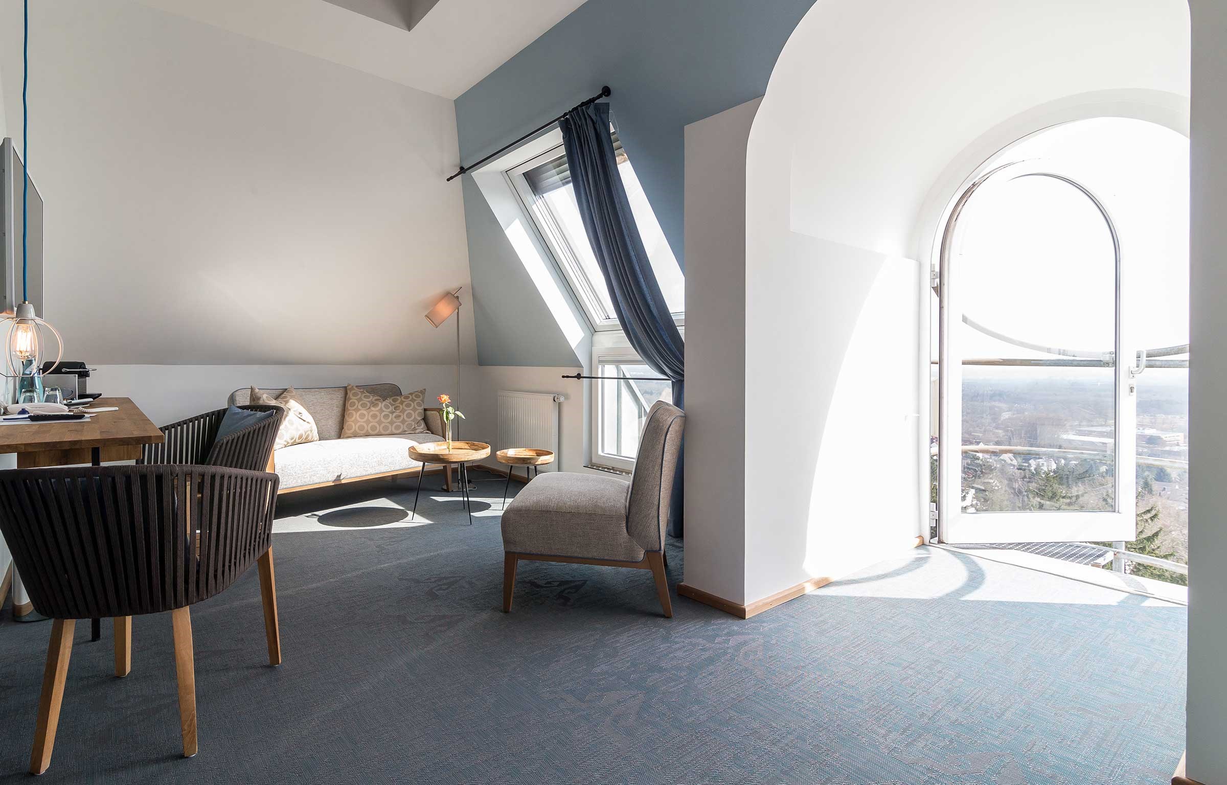 La arquitecta Martina Spiegl de RÄUME + BAUTEN transformó las suites del Hotel Schöne Aussicht, situado en Fráncfort, Alemania. Inspirada en la tranquilidad